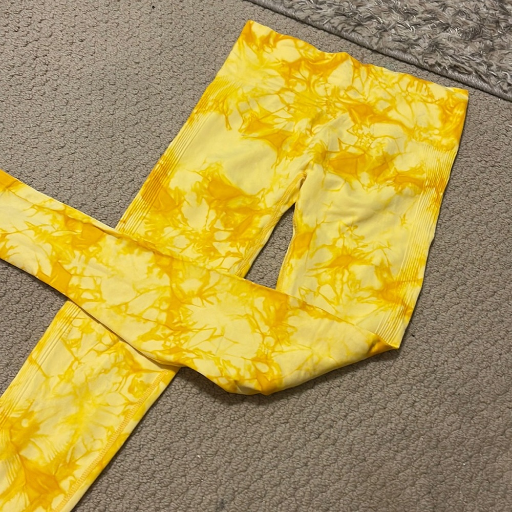 Brand New Shein Tye Dye Yellow Scrunch Butt Leggings